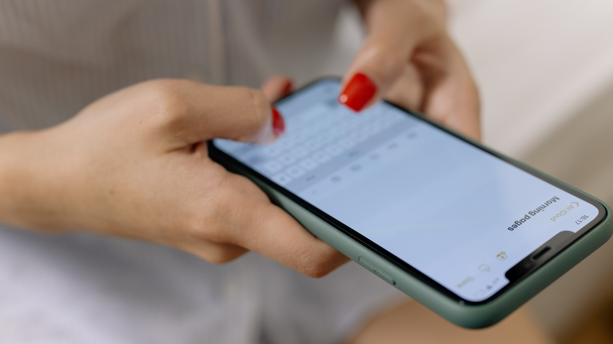 Una madre almacenaba material pornográfico de su hija de nueve años en su teléfono celular.