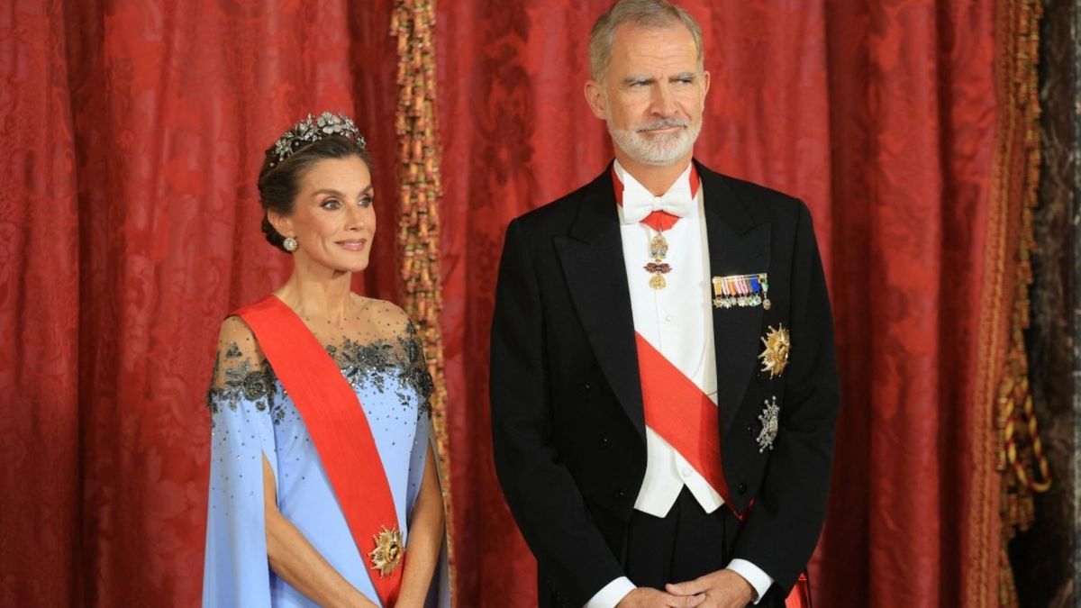 Los reyes españoles recibieron a el matrimonio Macron en su gira internacional.