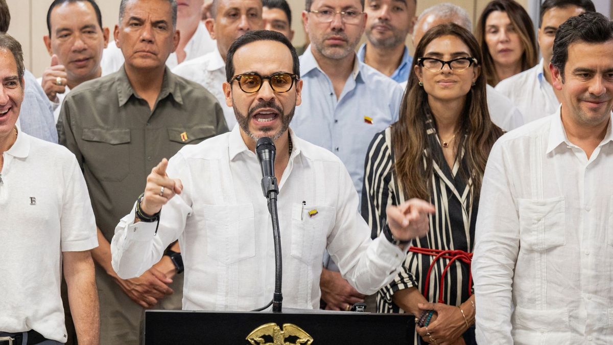 Abelardo de la Espriella con su gabinete
