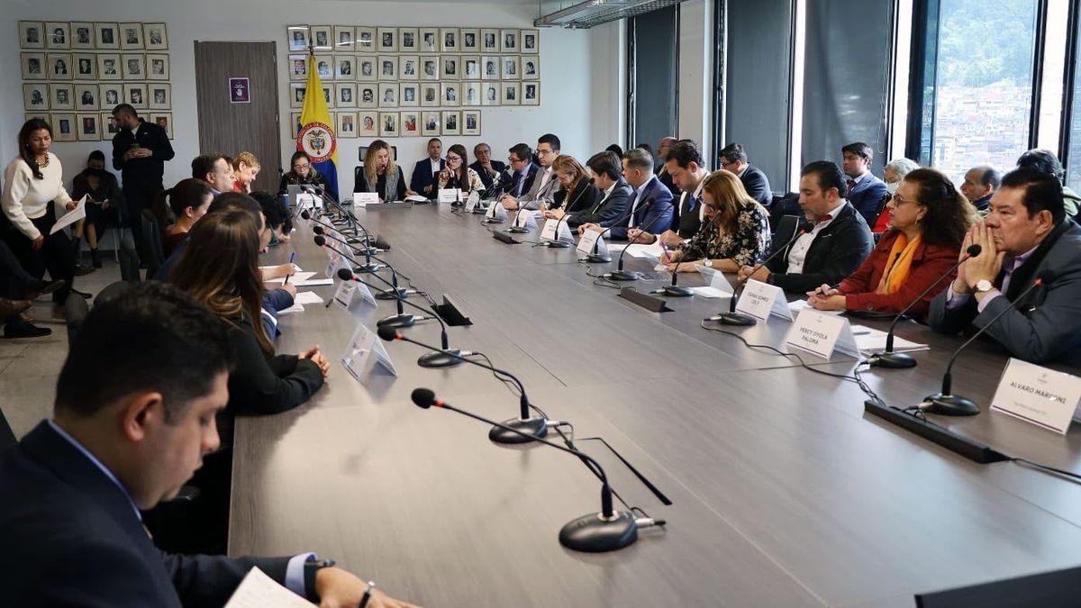 El sector laboral se reunió con los empresarios.
