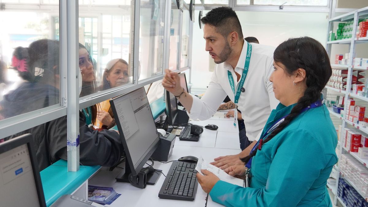 Funcionarios de la Superintendencia de Salud inspeccionan dispensario de medicamentos, en Bogotá.
