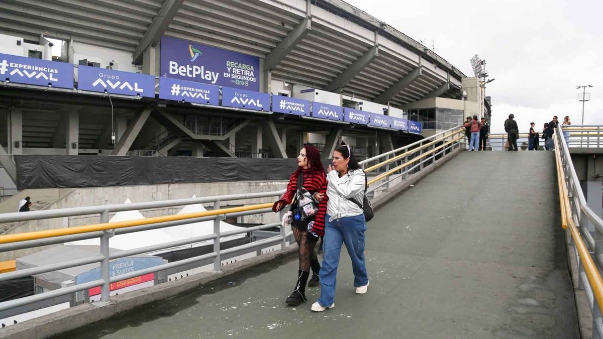 Los ARMY se reúnen en los alrededores de El Campín para asistir al primer concierto de BTS en Colombia.