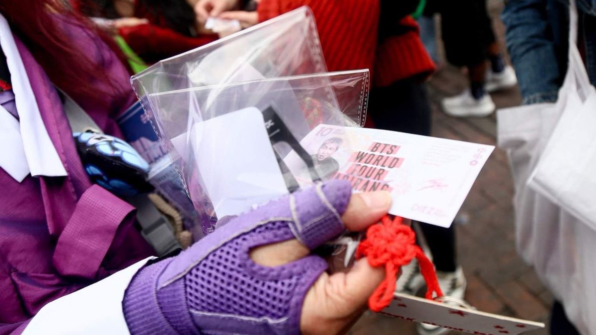 Seguidores de BTS llegaron desde temprano a El Campín para asistir al concierto de la agrupación surcoreana.