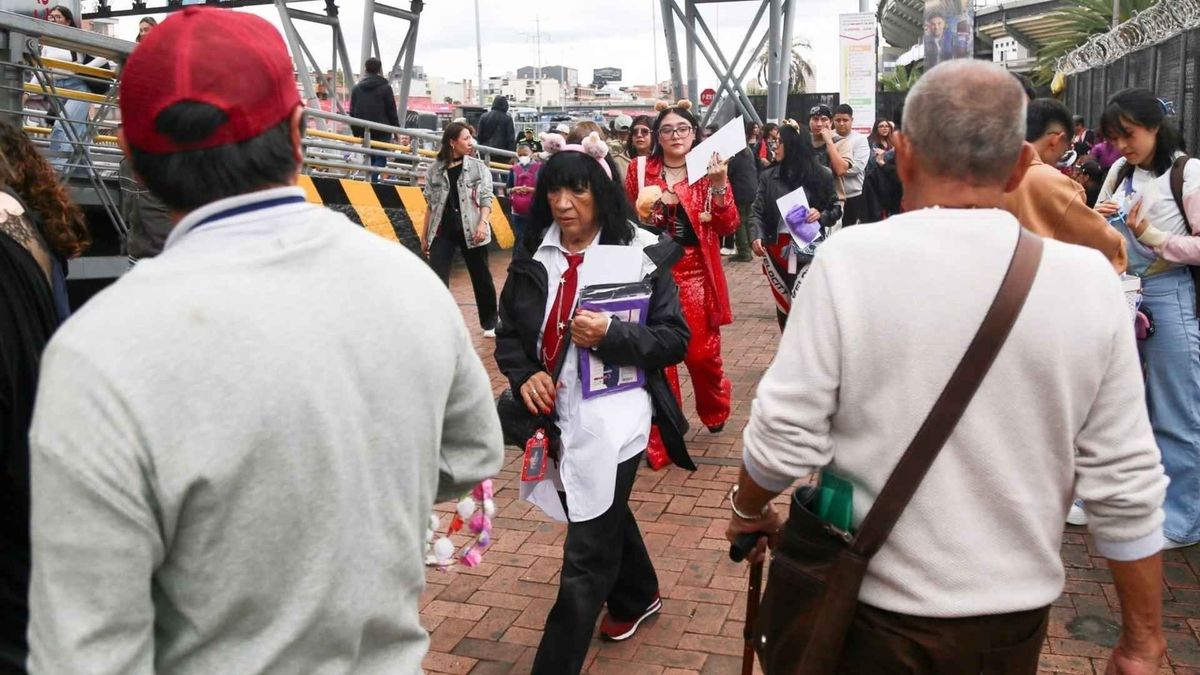 Los ARMY esperan el ingreso al estadio El Campín para la primera presentación de BTS en Colombia.