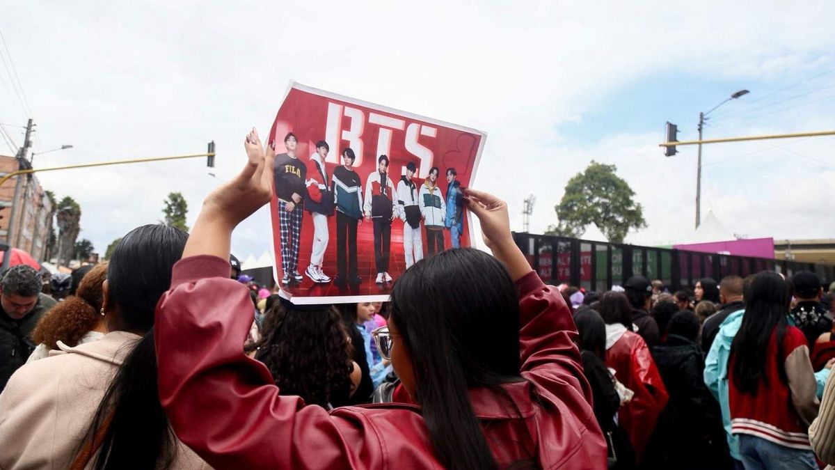 La llegada de BTS a Bogotá reúne a seguidores de distintas ciudades en el estadio El Campín.