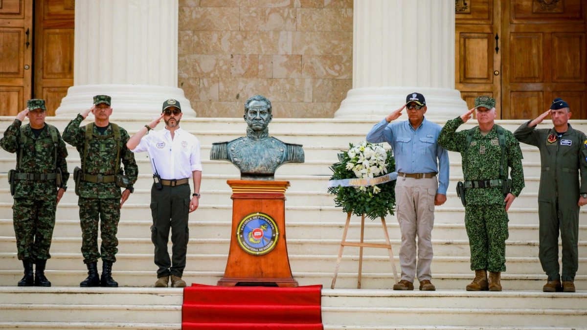 Cúpula militar y presidente Abelardo De la Espriella.