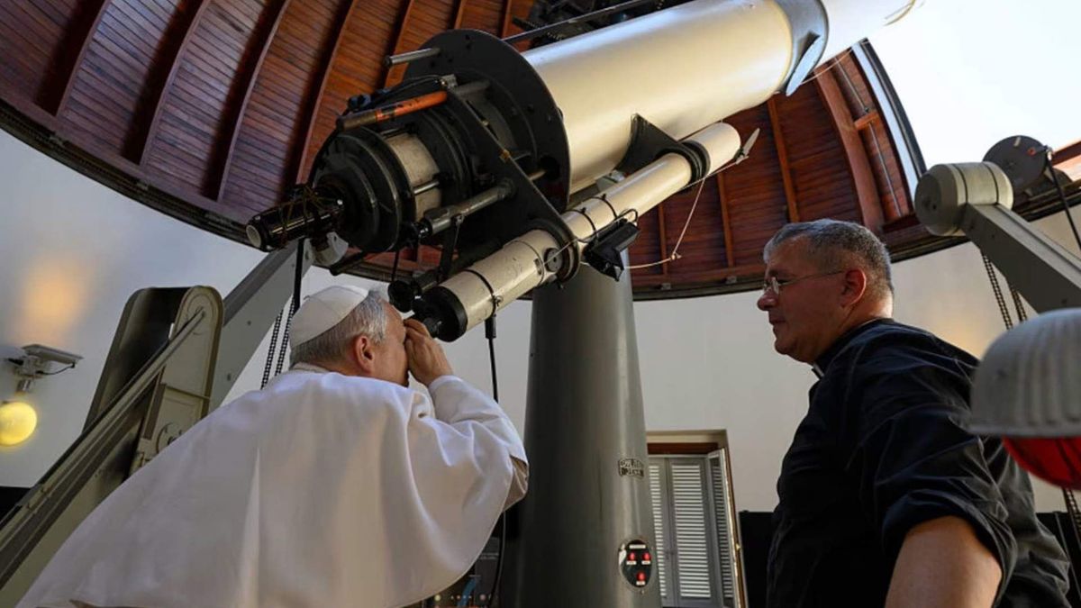 El Observatorio Vaticano estudia el universo mediante investigaciones astronómicas y métodos científicos.