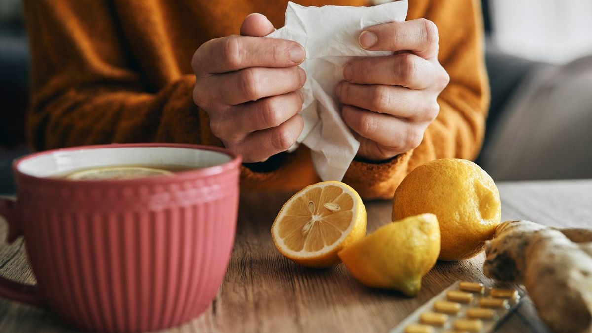 La vitamina C suele consumirse durante la gripa, aunque la evidencia científica señala que sus efectos son limitados.
