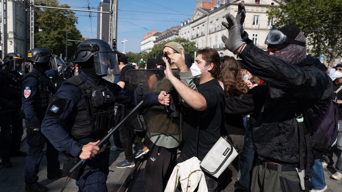Estudiantes se manifiestan en Francia y se enfrentan contra la policía