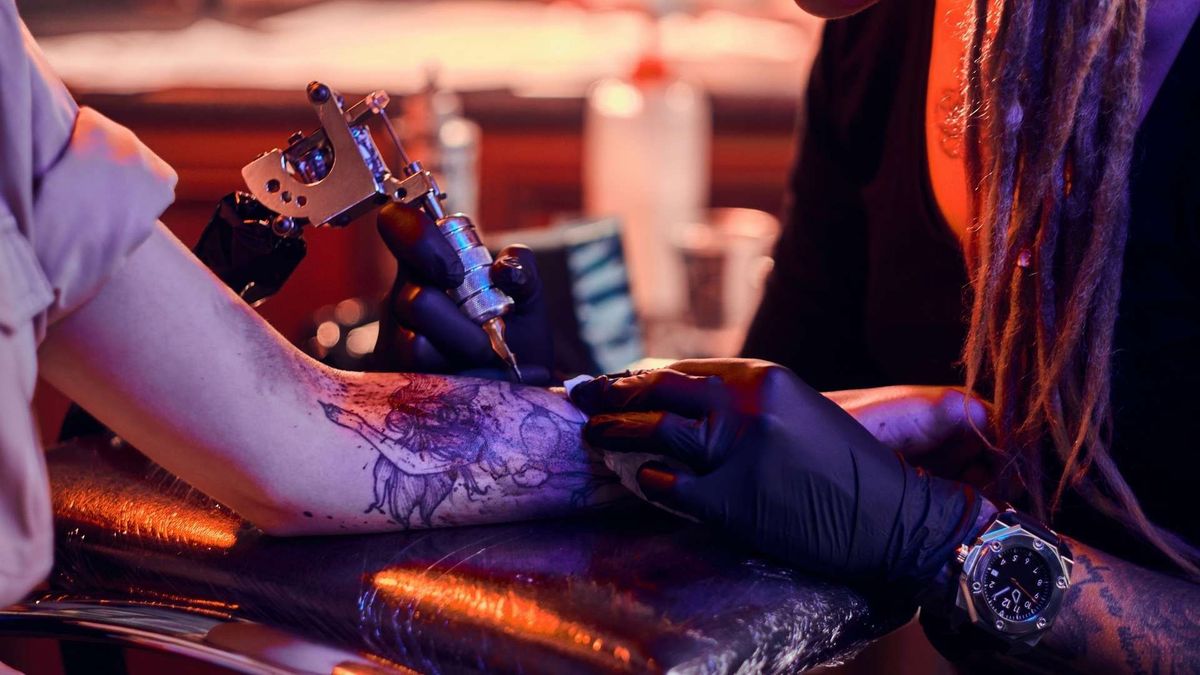Billy Virviescas, ilustrador y tatuador bogotano, habló sobre las tintas, el dolor y otras experiencias de su profesión.
