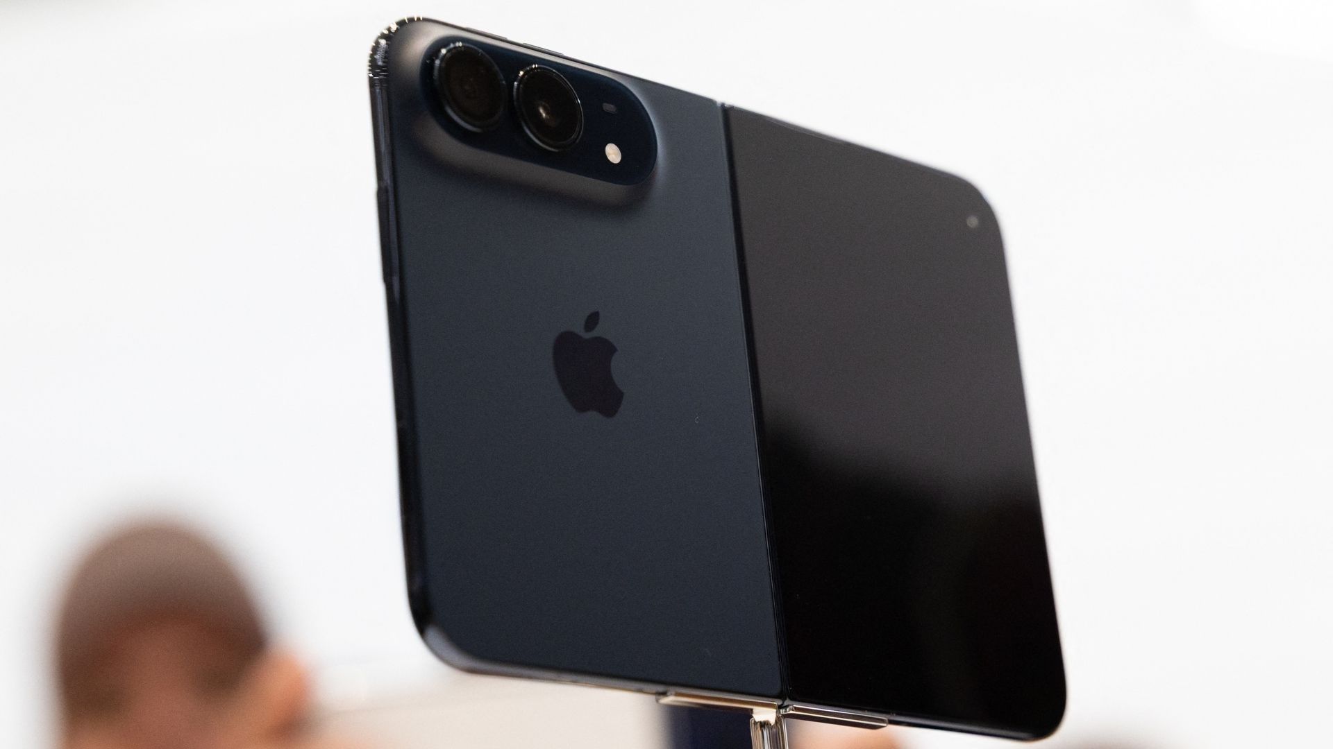 El iPhone Duo combina una pantalla exterior de 5,4 pulgadas con una pantalla interior plegable de 7,6 pulgadas.
