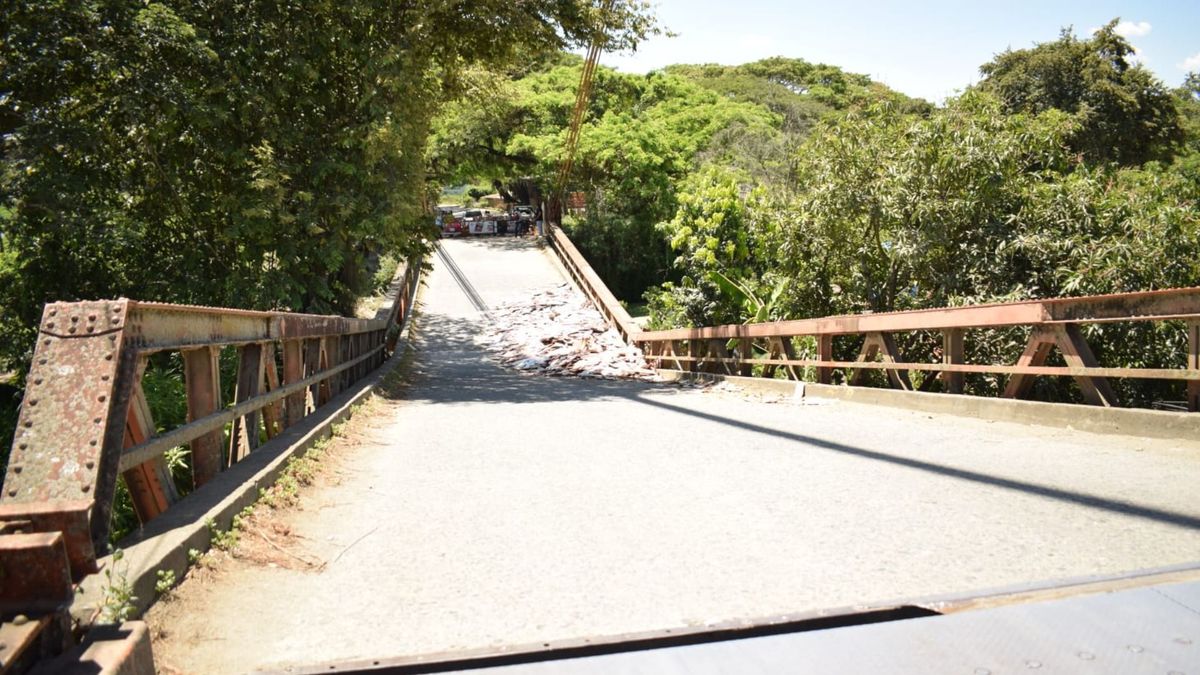 El puente que comunica a La Unión y La Victoria, al norte del Valle, permanece cerrado por riesgo de colapso.