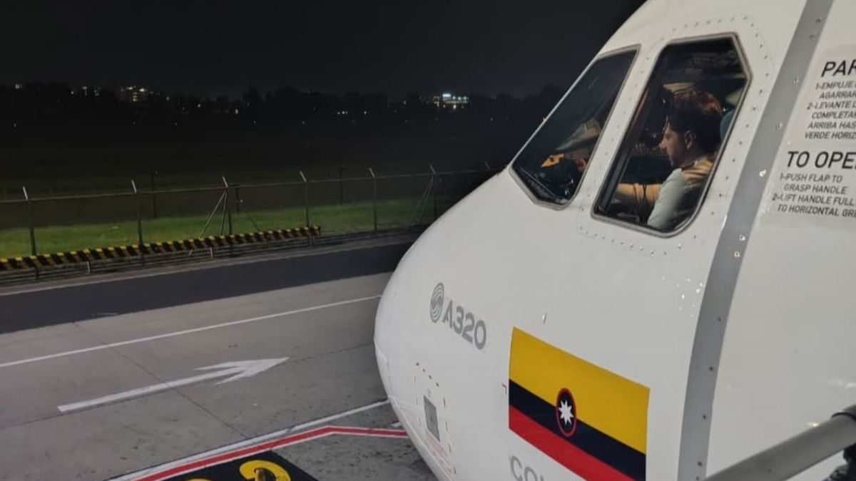 Avión impactado por un rayo