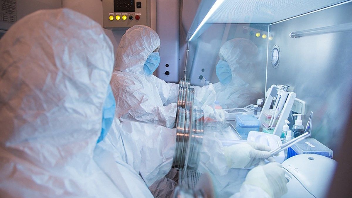 Especialistas trabajan en un laboratorio del Instituto de Investigación Antiplaga de Irkutsk en Rusia
