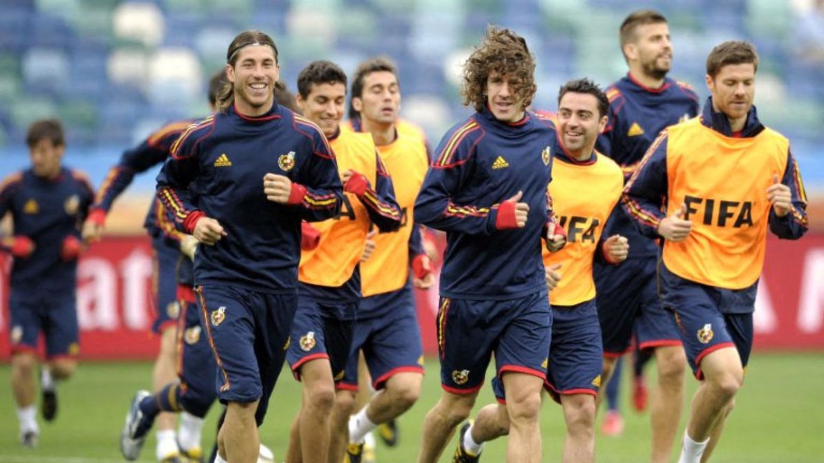seleccion espana campeon 2010 cinco jugadores que siguen activos busquets sergio ramos