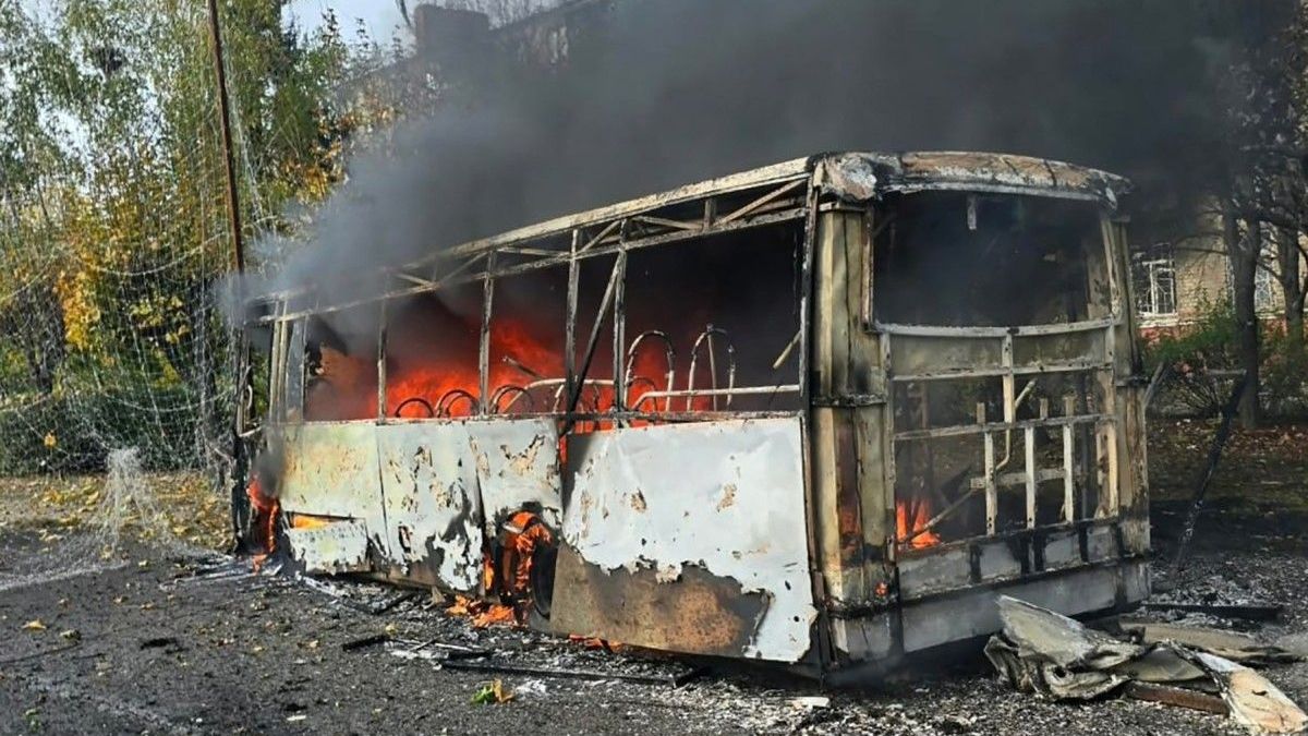 Uno de los dos autobuses de pasajeros alcanzados por proyectiles en Kramatorsk, cerca del frente en el este de Ucrania