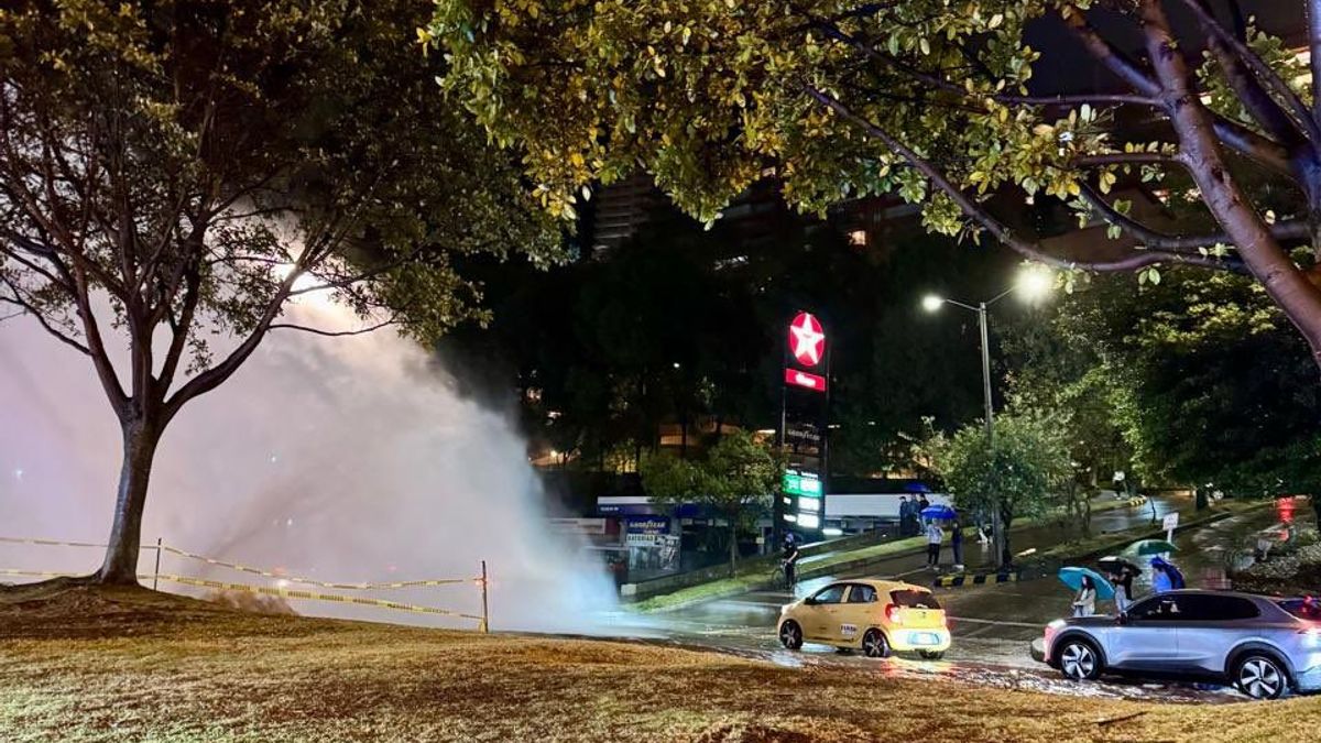 De acuerdo con el reporte del Acueducto de Bogotá, divulgado hacia las 10:00 de la noche, fue necesario realizar maniobras en la línea matriz nororiental para atender el daño y avanzar en las reparaciones.