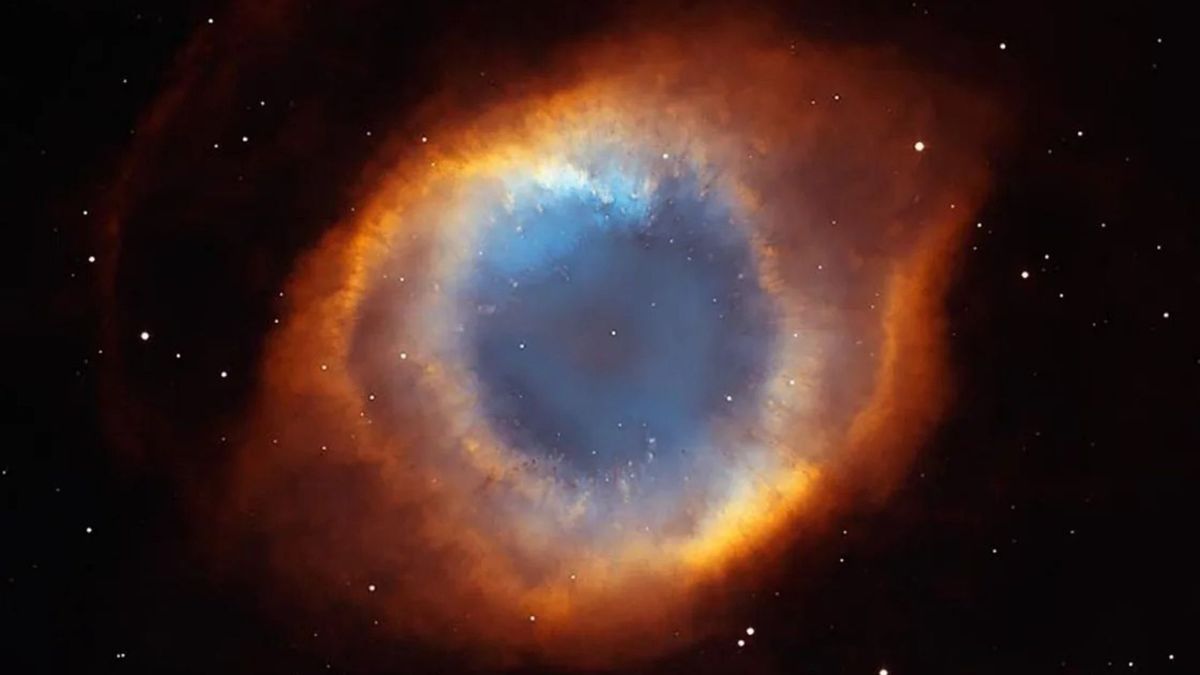 La Nebulosa de la Hélice parece un ojo y contiene una estrella enana blanca en su centro.