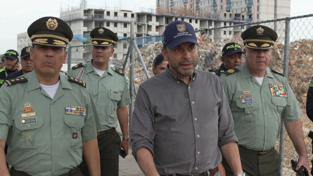 Alcalde Eder y director general de la Policia en el centro de Cali