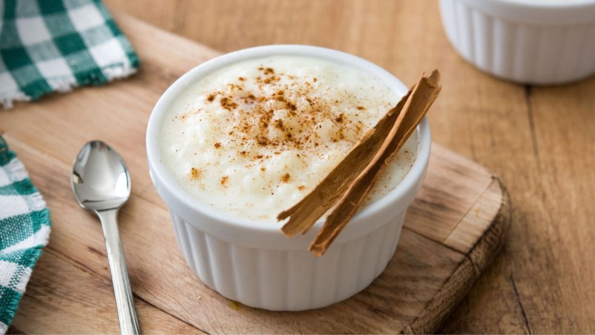 El arroz con leche es uno de esos postres que recuerdan las preparaciones de las abuelas y que muchas familias disfrutan en casa.