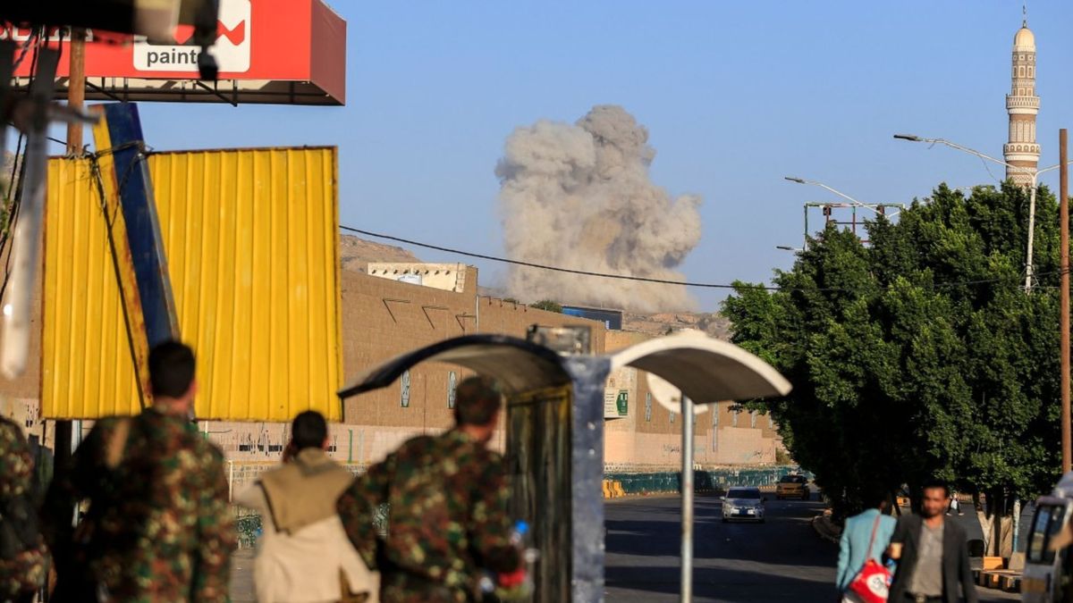 La autoridad de aviación civil de Arabia Saudita reportó un saldo de 12 muertos y 309 heridos en un ataque el sábado contra el aeropuerto internacional de la capital Riad.