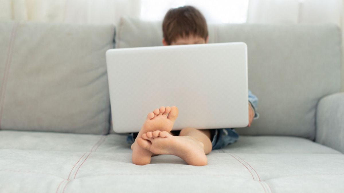 La tendencia de farmear aura, que circula en redes sociales por medio de videos en los que los jóvenes buscan mostrar su popularidad, estilo y carisma, puede poner en riesgo la privacidad de los menores.