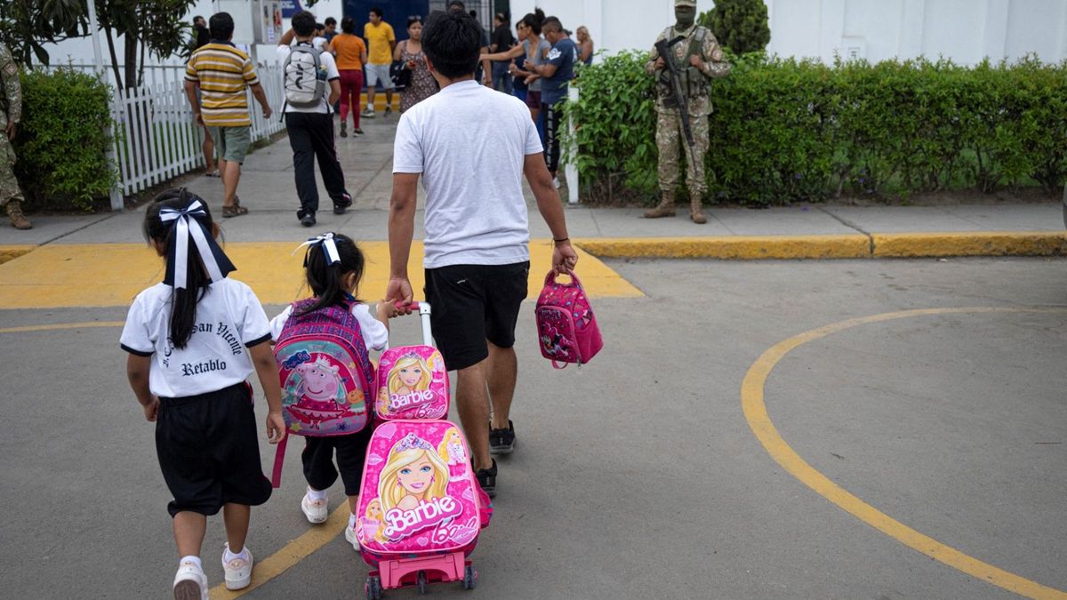 Padres dejan a sus hijos en la escuela privada San Vicente en Lima, Perú