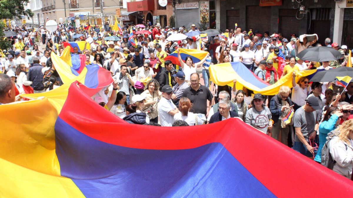 El presidente de la Central Unitaria de Trabajadores (CUT), Fabio Arias, explicó que las marchas convocadas en Colombia buscan rechazar las medidas del Gobierno relacionadas con los derechos laborales, la reforma pensional, el salario mínimo vital y los cambios en los protocolos policiales.