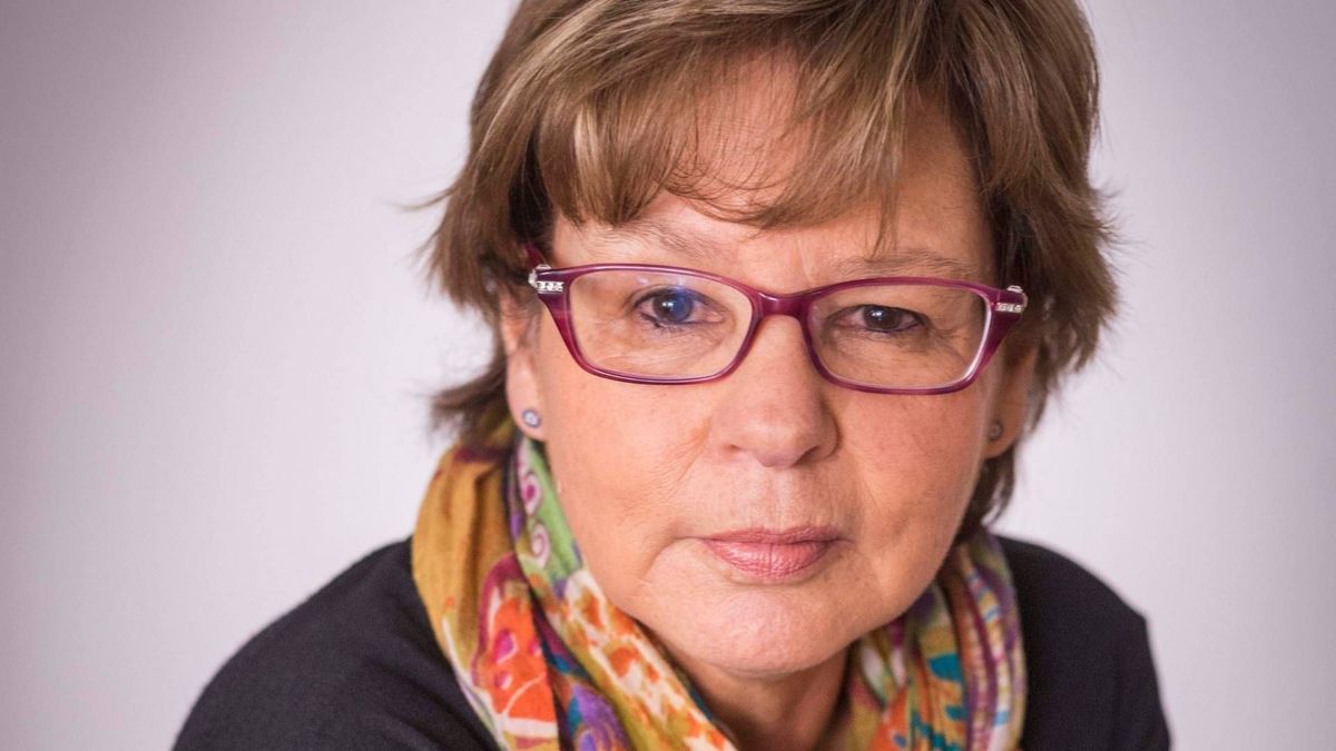 Piedad Bonnett habló sobre la inteligencia artificial y la conexión entre escritores y lectores durante una entrevista en La FM, tras recibir el Premio Internacional Federico García Lorca de Poesía.