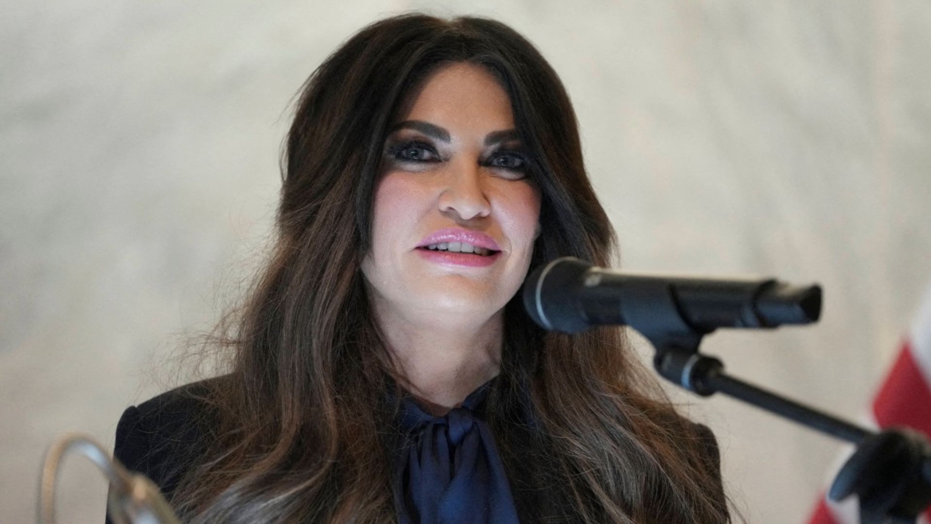 Kimberly Guilfoyle tiene 57 años y trabajó como presentadora de Fox News antes de asumir el cargo diplomático en Grecia.