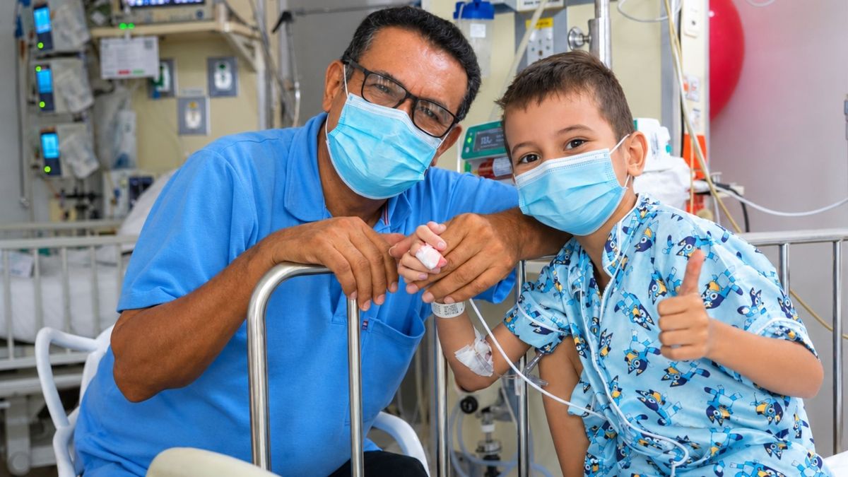 Lucas Murillo y su papá en el HIC Instituto Cardiovascular de Colombia
