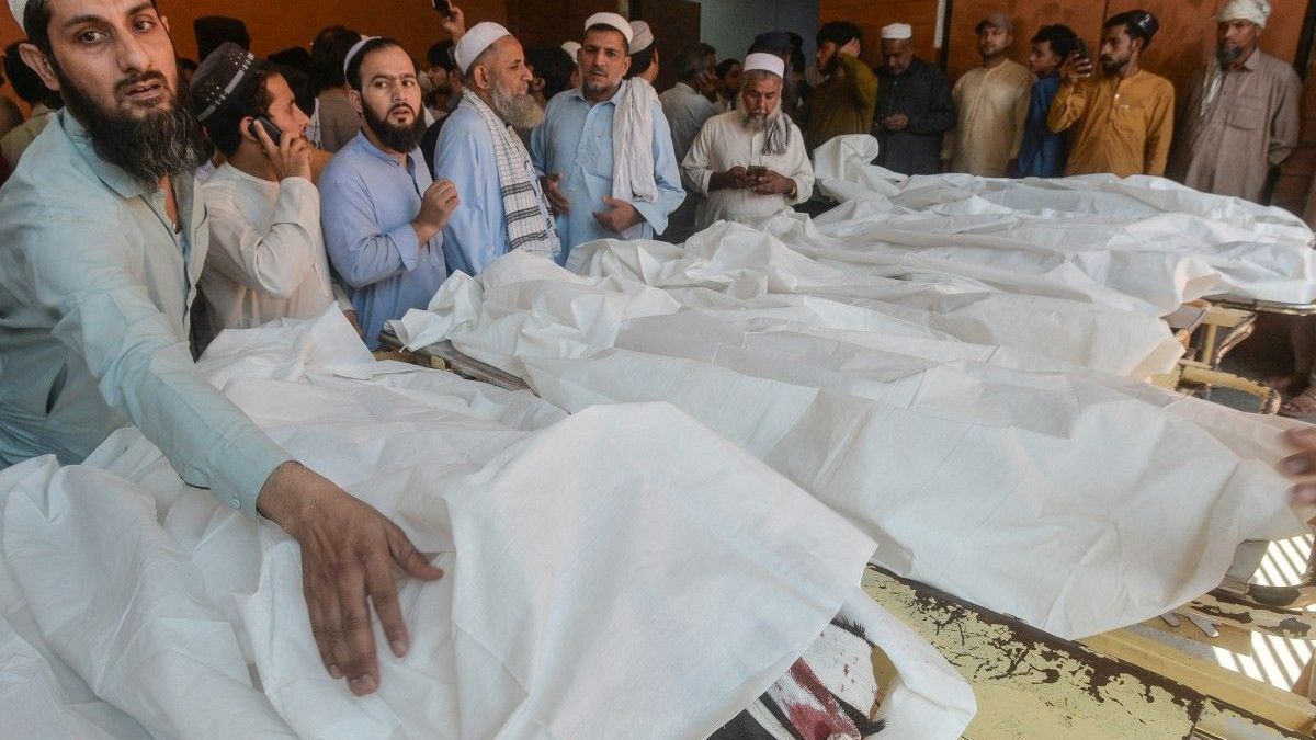 Cuerpos de los estudiantes fallecidos tras el derrumbe del techo de una escuela, dentro de un hospital en Peshawar, Pakistán el 15 de octubre de 2026