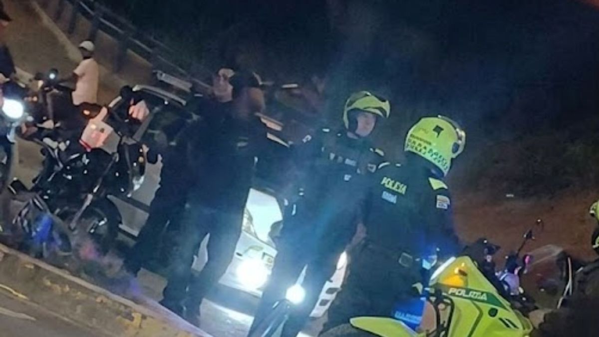 Hombres a bordo de una moto habrían lanzado una granad contra una patrulla de policía en el oriente de Cali.