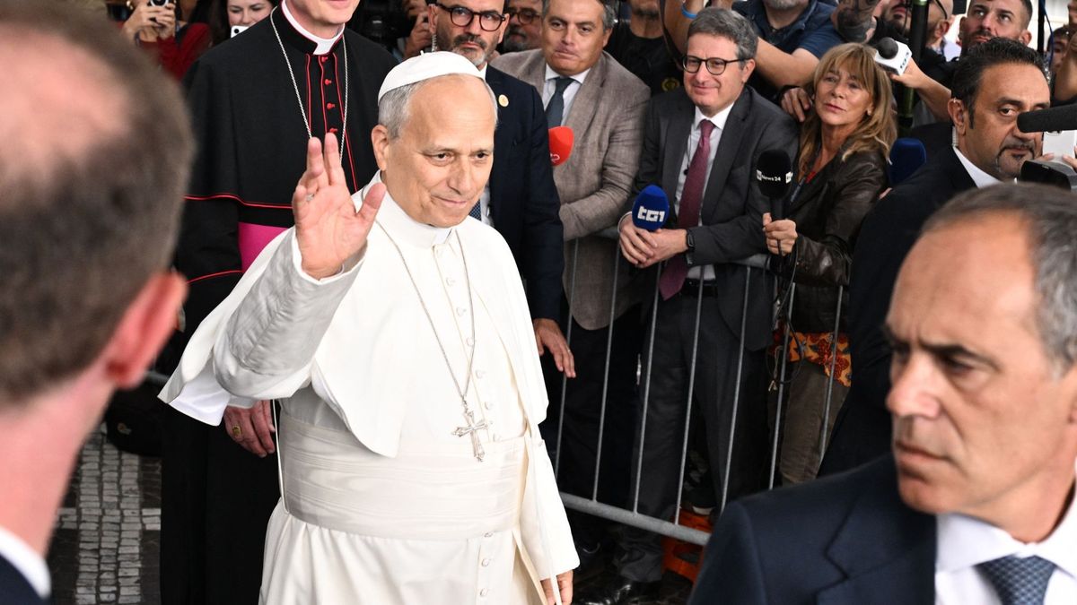 El papa León XIV sale del Hospital Universitario Gemelli, cuatro días después de una intervención quirúrgica para extirpar un tumor canceroso de su pulmón derecho.