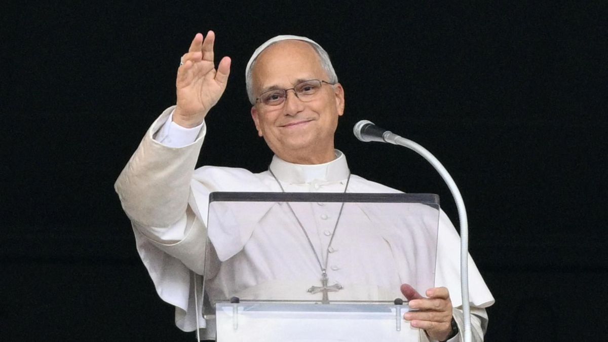 El papa León XIV saludó a los fieles en la plaza de San Pedro tras recibir el alta médica por la operación en el pulmón derecho.