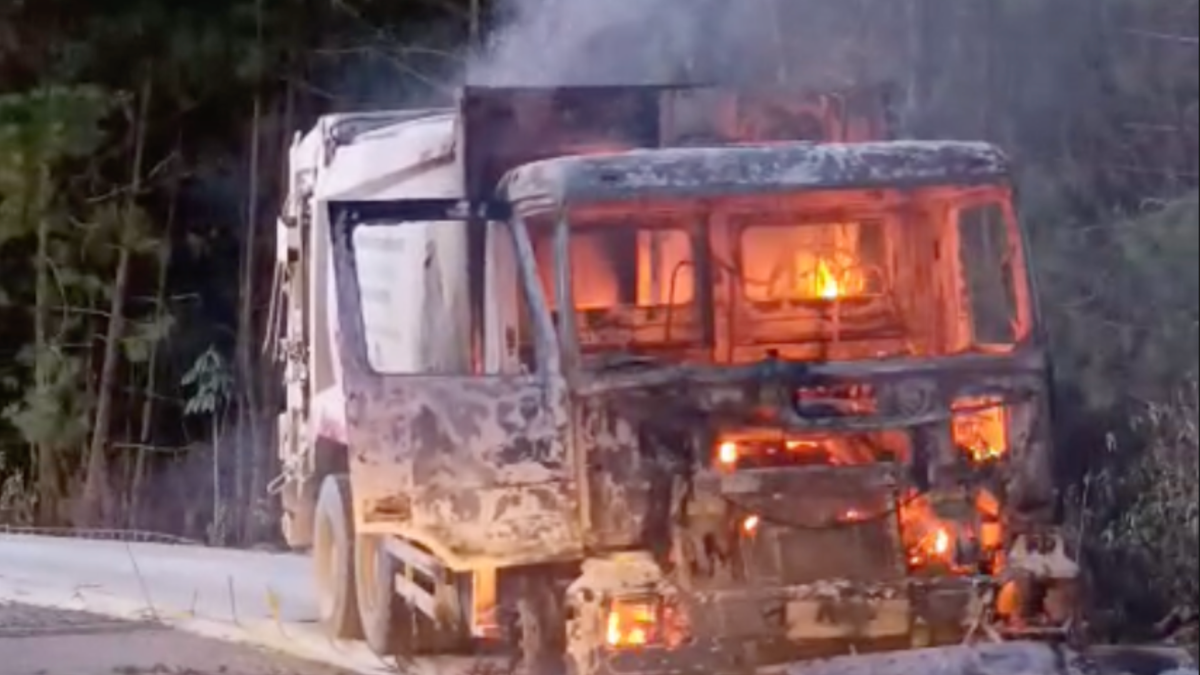 Un vehículo compactador de residuos fue incinerado por grupos armados en Popayán.