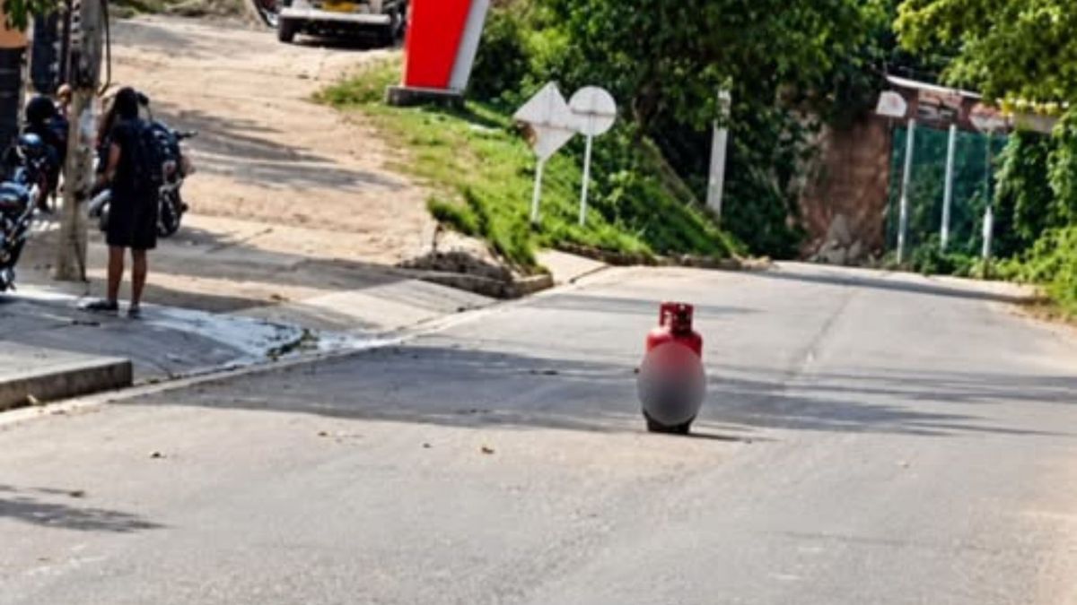 Nuevo cilindro con insignias alusivas al ELN hallado en la entrada de El Carmen, Norte de Santander.