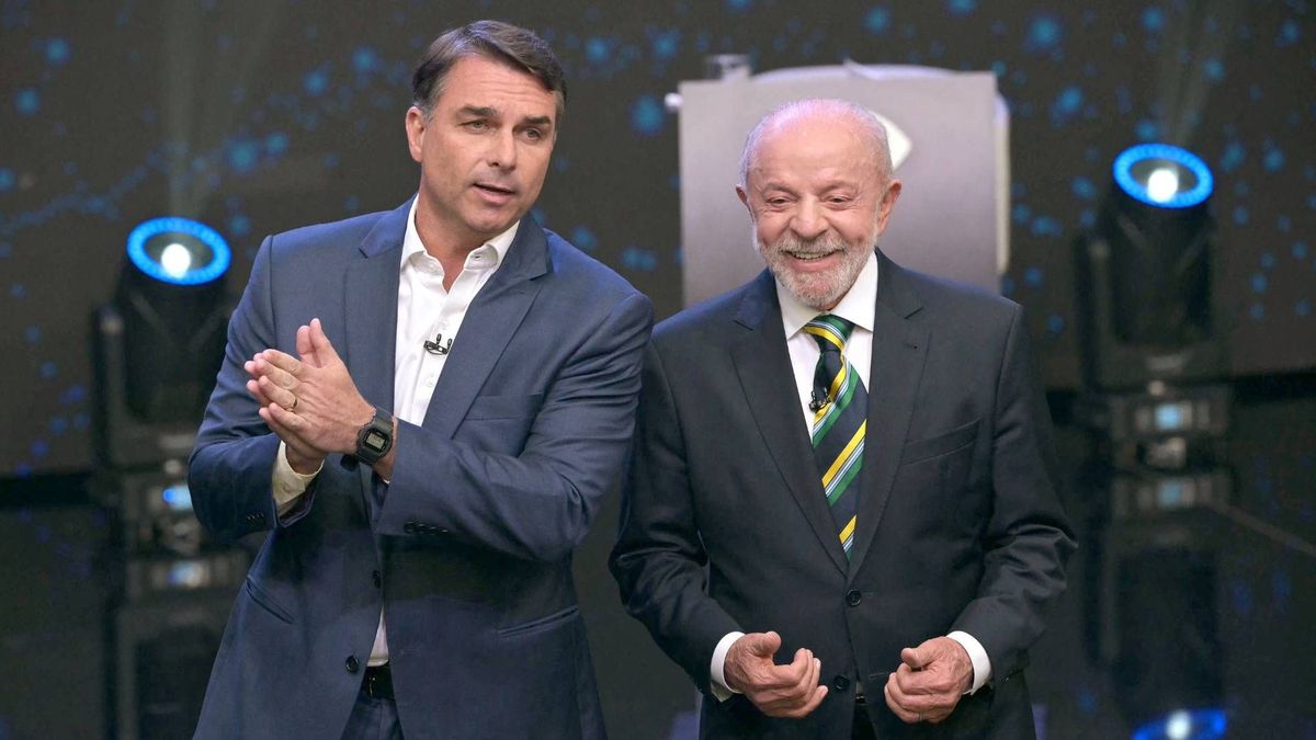 Luiz Inácio Lula da Silva y Flávio Bolsonaro durante el debate televisivo previo a la segunda vuelta de las elecciones presidenciales en Brasil.