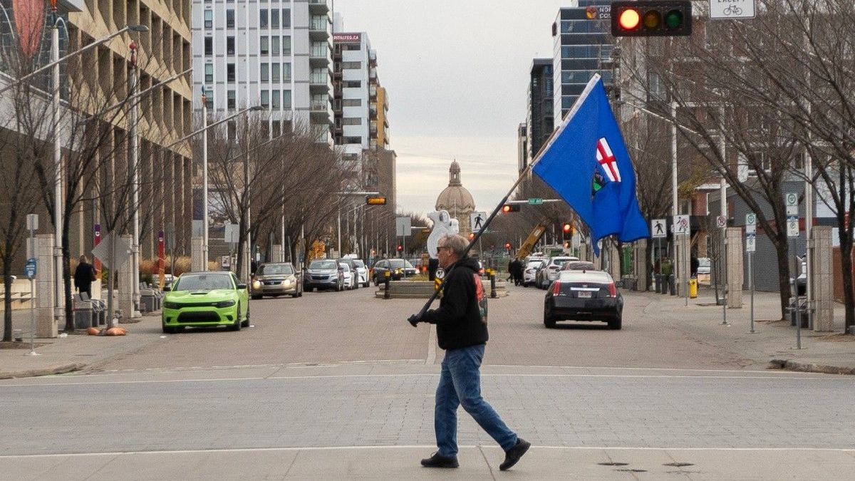 Un partidario del separatismo de Alberta porta una bandera antes del referéndum en el centro de Edmonton, Alberta