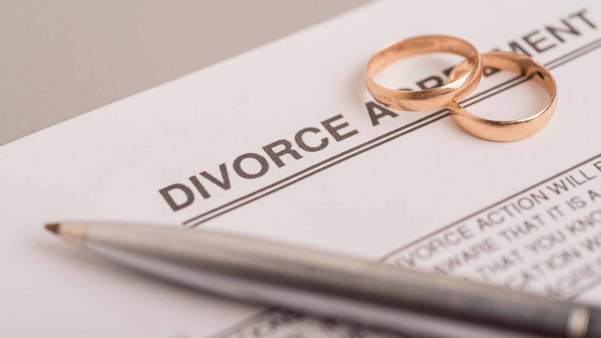 En Colombia, el reparto de bienes tras un divorcio depende de las reglas que regulan la sociedad conyugal y su liquidación.