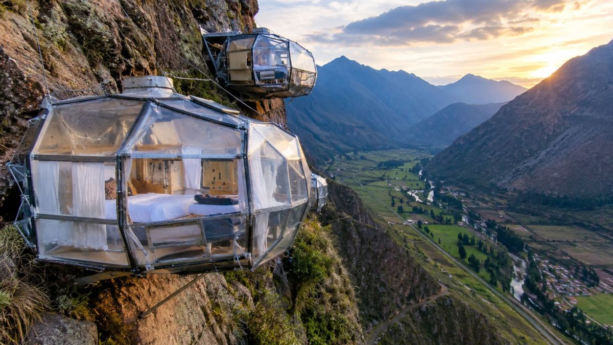 En el Valle Sagrado de los Incas, en la región de Cusco, Perú, funciona Skylodge Adventure Suites, un alojamiento con habitaciones transparentes instaladas sobre la pared de una montaña.