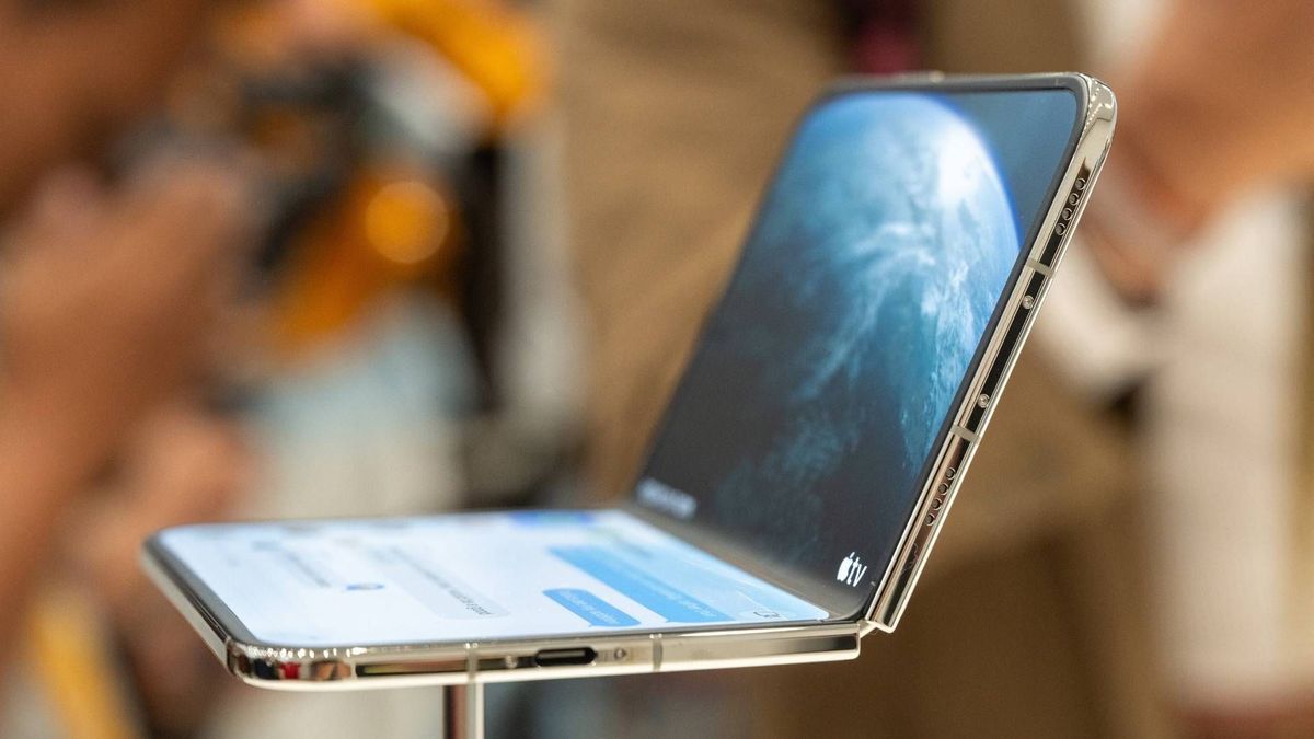 El iPhone Duo es el primer teléfono plegable de Apple y permite utilizar una pantalla interior de 7,6 pulgadas al desplegarlo.