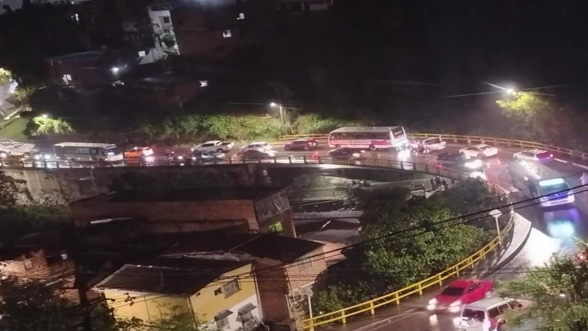 Vía inundada en San Antonio de Prado, Medellín