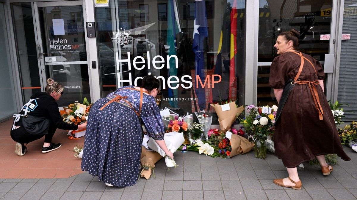Varias personas depositaron flores frente a la oficina de la política australiana Helen Haines en la ciudad regional de Wangaratta