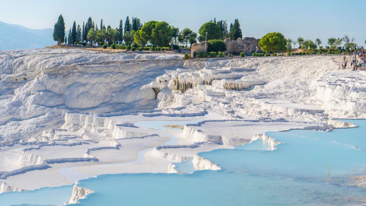 Pamukkale, situado en la provincia de Denizli, en el suroeste de Turquía, es un destino conocido por sus terrazas blancas formadas por depósitos minerales y por las ruinas de la antigua ciudad de Hierápolis.