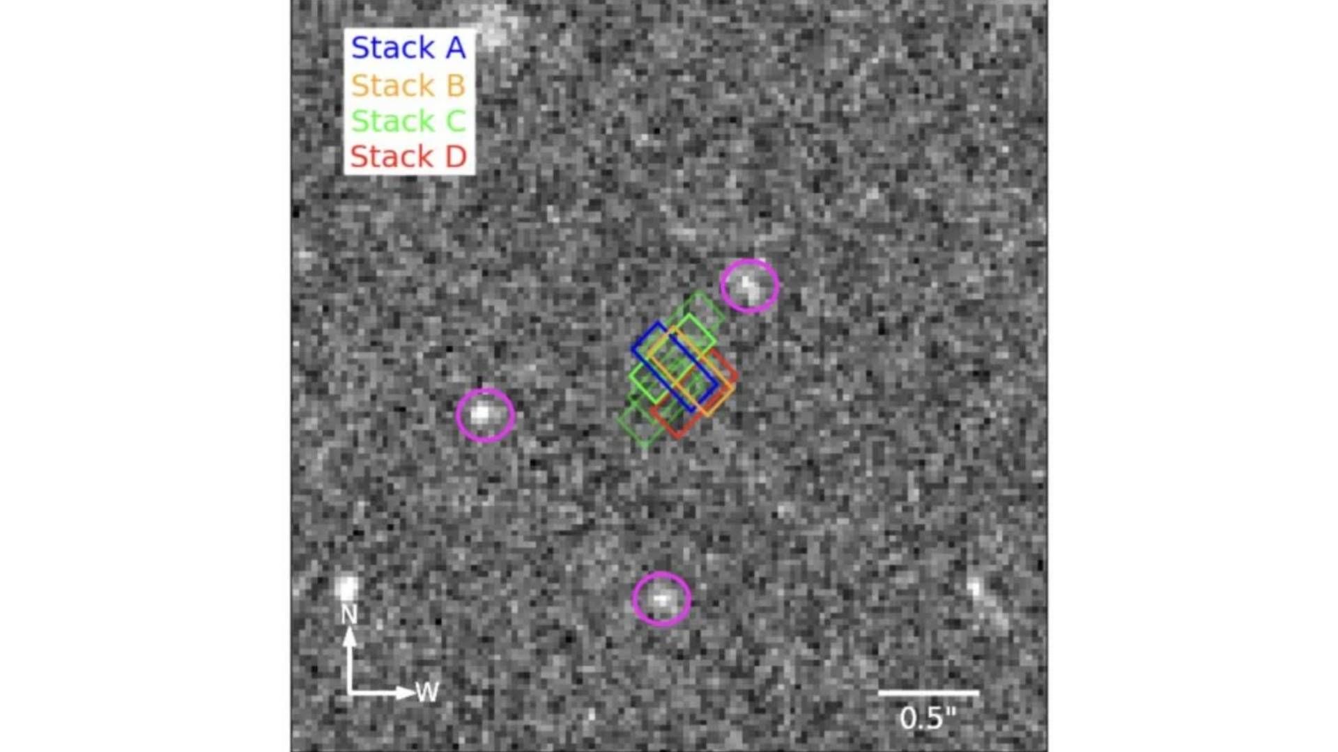 La imagen del James Webb muestra la ubicación de la señal infrarroja, donde no se observa ningún objeto, pese a la presencia de tres galaxias cercanas.