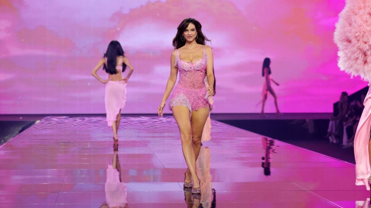 Bárbara Palvin desfila en Victoria's Secret Fashion Show 2026