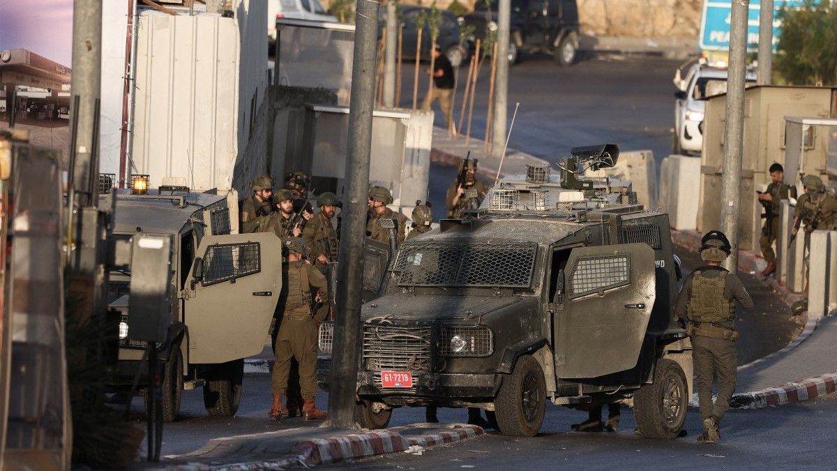 Fuerzas israelíes se desplegaron en el lugar tras un intercambio de disparos con dos hombres palestinos armados en el puesto de control norte de Hebrón, en la Cisjordania ocupada por Israel