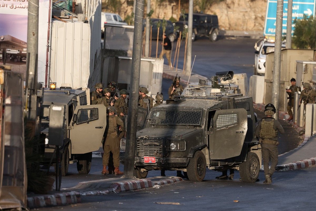 Fuerzas israelíes se desplegaron en el lugar tras un intercambio de disparos con dos hombres palestinos armados en el puesto de control norte de Hebrón, en la Cisjordania ocupada por Israel