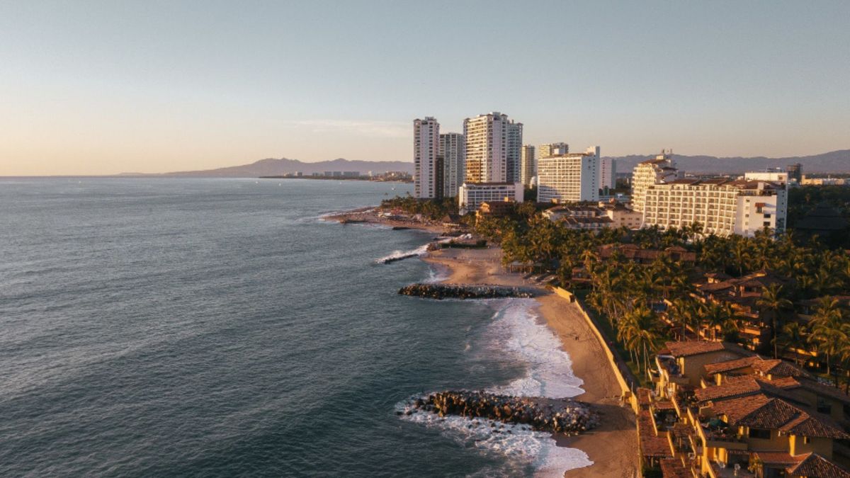 Para organizar las vacaciones es necesario comparar precios de vuelos y alojamientos, distribuir el presupuesto y elegir las fechas del viaje.